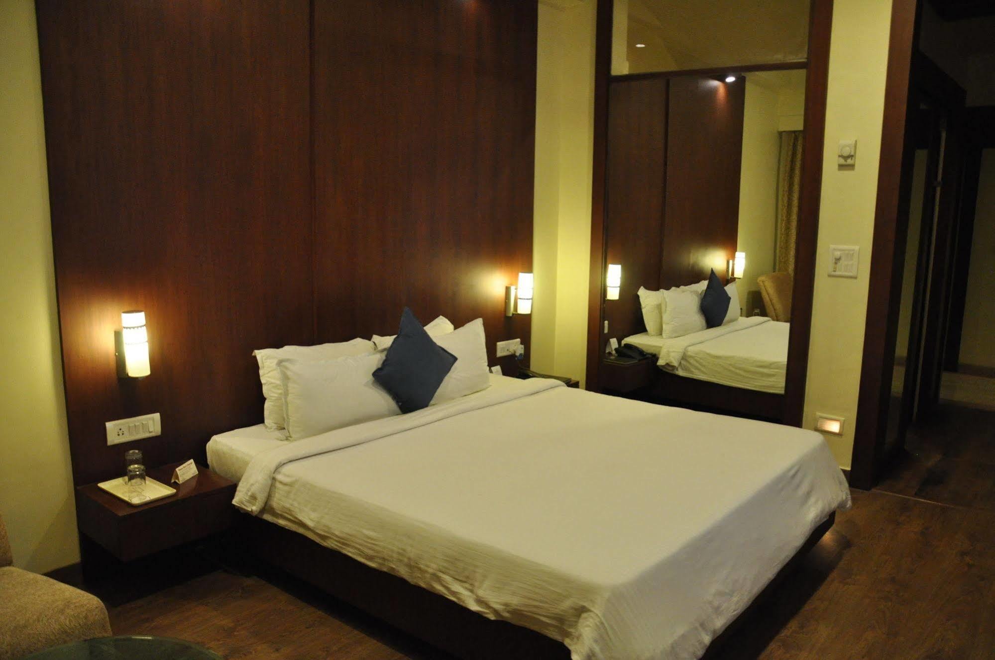 Jabali Palace Hotel Jabalpur Eksteriør billede