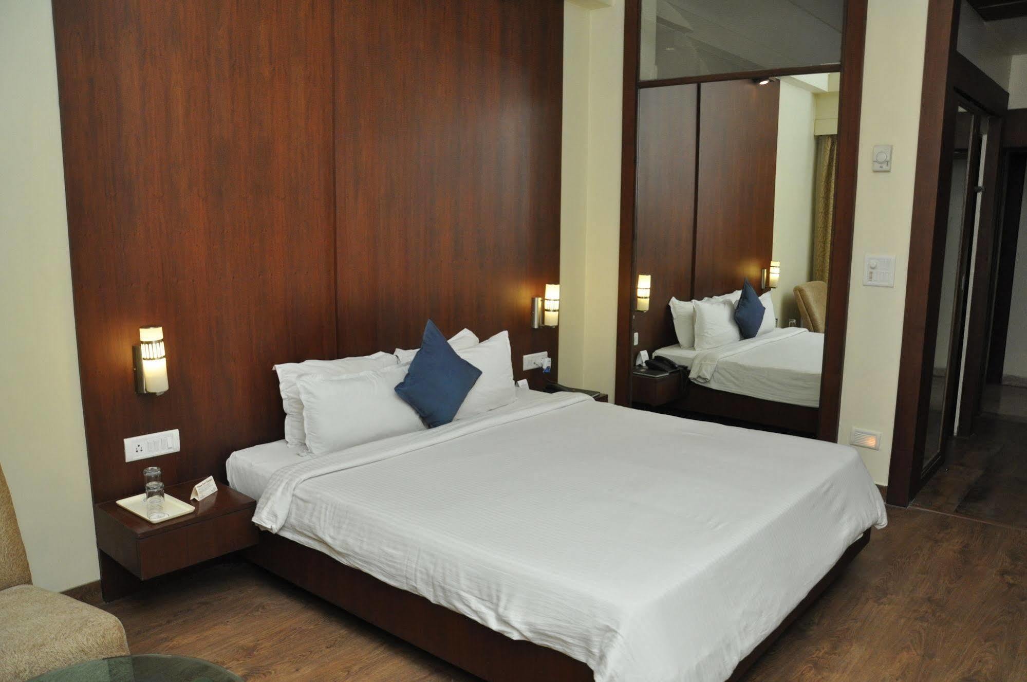 Jabali Palace Hotel Jabalpur Eksteriør billede